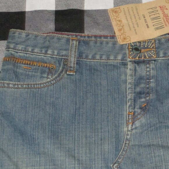 Levi's VIntage look embroidered flower Demin mini skirt button fly - Picture 5 of 5